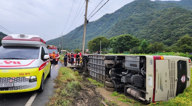 ▲ 13일 오전 8시 13분쯤 충남 보령시 미산면 도화삼거리 인근에서 부여 외산중학교 야구부 선수 등 23명을 태운 버스가 전도돼 있다.ⓒ충남소방본부
