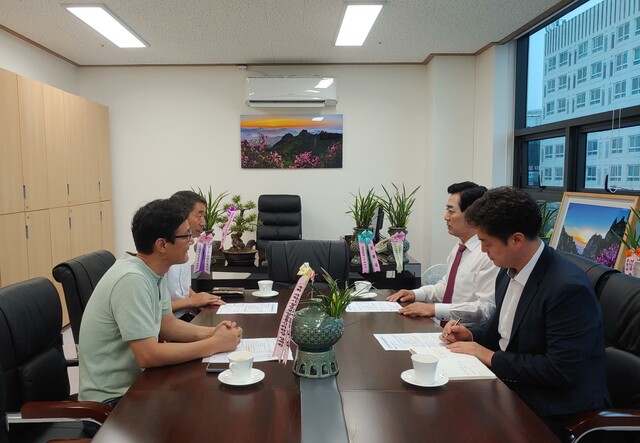 ▲ 국민의힘 전남도당 김화진위원장이 강진군과 지역활성화 방안에 대해 논의 하고있다ⓒ국민의힘 전남도당 제공