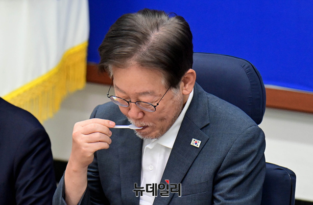 ▲ 14일째 단식을 이어가고 있는 이재명 더불어민주당 대표가 13일 국회 당대표실에서 소금을 먹고 있다. ⓒ이종현 기자