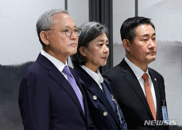 ▲ 신임 문화체육관광부 장관으로 지명된 유인촌 대통령실 문화체육특별보좌관(왼쪽부터), 신임 여성가족부 장관으로 지명된 김행 전 국민의힘 비상대책위원, 신임 국방부 장관으로 지명된 신원식 국민의힘 의원이 13일 서울 용산 대통령실 청사에서 김대기 비서실장의 인사 발표 관련 브리핑을 듣고 있다. ⓒ뉴시스