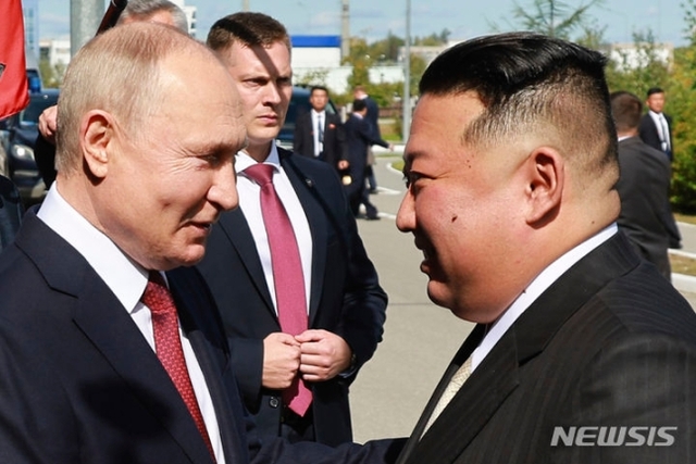 ▲ 13일(현지시간) 러시아 극동 아무르주에 위치한 보스토치니 우주기지에서 북한 김정은과 블라디미르 푸틴 러시아 대통령이 만나 악수하고 있다. ⓒAP/뉴시스