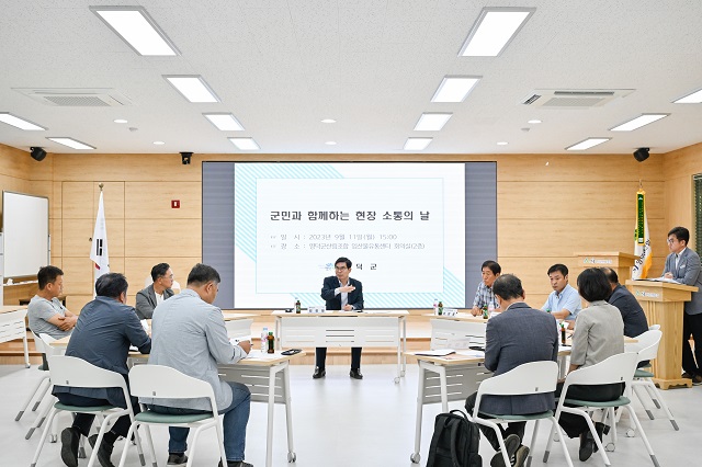 ▲ 김광열 군수가 송이 생산자와 ‘군민과 함께하는 현장 소통의 날’을 진행했다.ⓒ영덕군