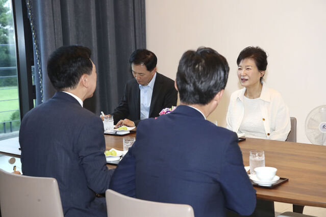 ▲ 박근혜 전 대통령이 13일 대구 달성군 사저에서 김기현 국민의힘 대표와 대화를 하고 있다.ⓒ국민의힘 제공