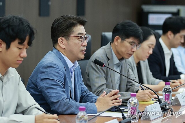 ▲ 양기욱 산업통상자원부 산업공급망정책관이 14일 서울 중구 대한상공회의소에서 열린 차량용 요소 공급망 점검회의를 주재하고 있다.ⓒ연합뉴스