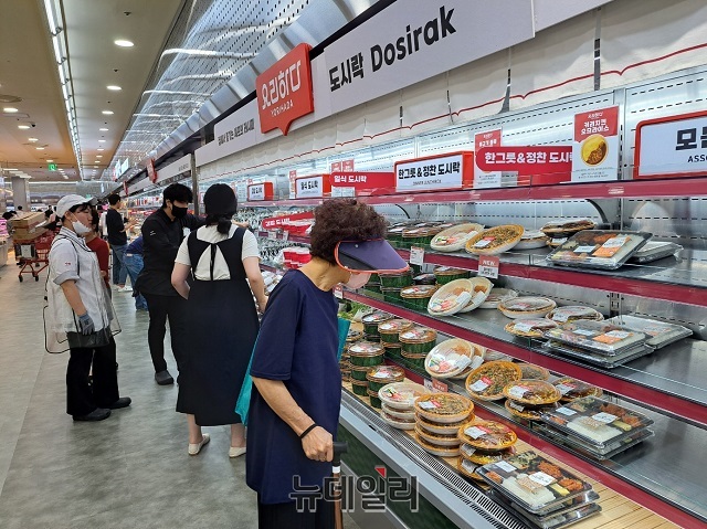 ▲ '요리하다' 코너에서는 서울역이라는 특성에 맞춰 도시락 제품들을 선보이고 있다.ⓒ조현우 기자