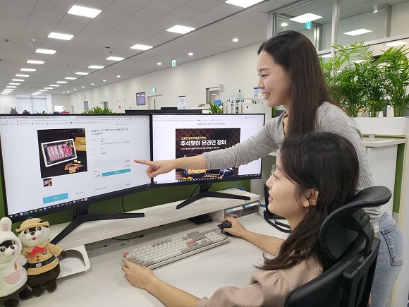 ▲ 삼성 직원들이 '추석 맞이 온라인 장터'에서 국내산 수산물을 구입하는 모습.ⓒ삼성