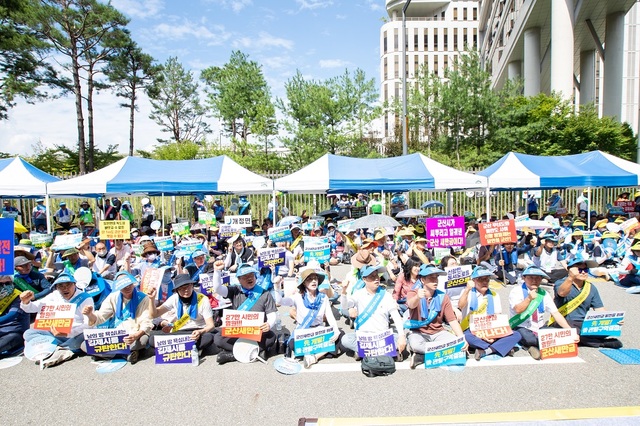 ▲ 군산시민들이 정부 세종청사를 찾아 새만금 관할권 주장하며 집회를 하고 있는 모습ⓒ군산시의회