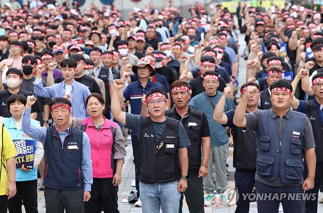 ▲ 철도노조 총파업이 시작된 14일 오후 광주송정역에서 철도노조 호남본부 총파업 출정식이 열리고 있다.ⓒ연합뉴스