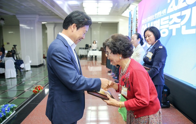 ▲ 성주군(군수 이병환)은 9월 13일 오전 11시 성주군 수륜면 소재   가야산호텔에서 여성지도자 등 200명이 참가한 가운데 ‘2023년 성주군 양성평등 기념식’을 열었다.ⓒ성주군