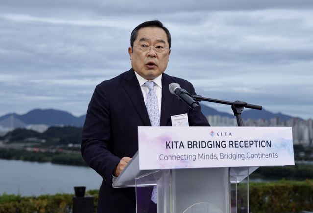 ▲ 14일 광진구 워커힐 호텔에서 한국무역협회가 개최한 '중앙아시아ㆍ유럽ㆍ라틴아메리카 대사단 초청 네트워킹 만찬'에서 구자열 한국무역협회 회장이 인사말을 하고 있다.ⓒ한국무역협회