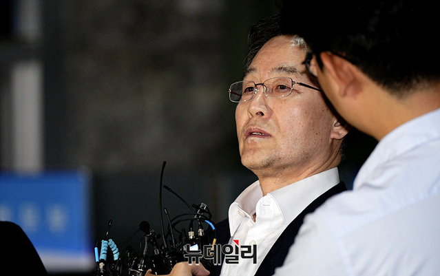 ▲ 대장동 개발 비리의 핵심 인물인 화천대유 대주주 김만배 씨가 구속기간 만료일인 7일 자정 경기 의왕시 서울구치소에서 출소하며 입장을 밝히고 있다. ⓒ서성진 기자