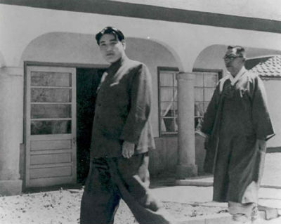 ▲ 단독회담을 위해 김구(오른쪽)을 북한정부청사 사무실로 안내하는 김일성.