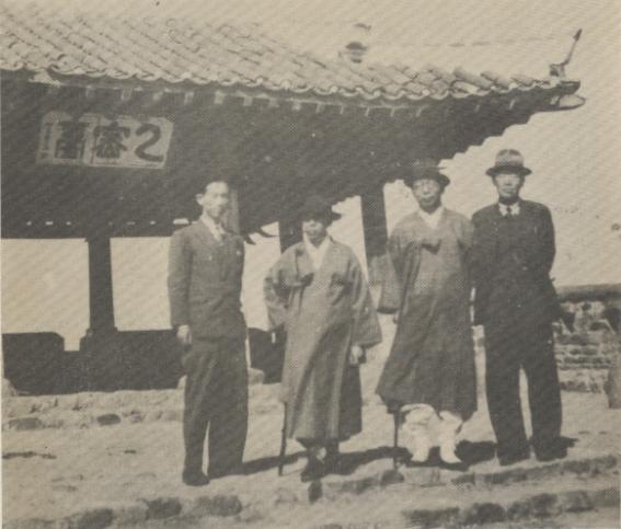 ▲ 평양 을밀대를 돌아보는 김구와 김규식 일행.
