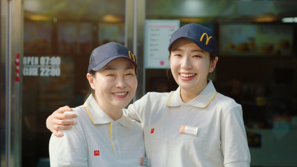 ▲ 맥도날드 종로3가점에서 함께 크루로 근무 중인 강성하, 강유나 모녀.ⓒ한국맥도날드