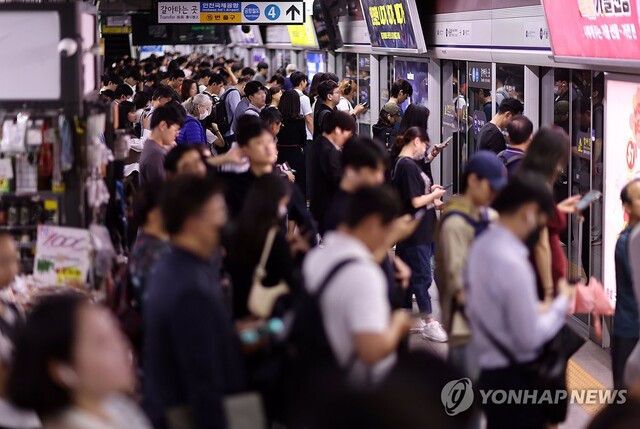 ▲ 전국철도노동조합 파업 이틀 째인 15일 오전 서울역 1호선 승강장이 출근길 시민들로 붐비고 있다.ⓒ연합뉴스