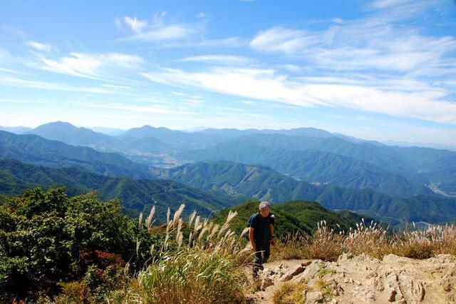 ▲ 석기봉에서 민주지산을 오르는 등산객.ⓒ진경수 山 애호가