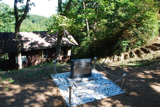 ▲ 대피소와 특전대원 추모비.ⓒ진경수 山 애호가