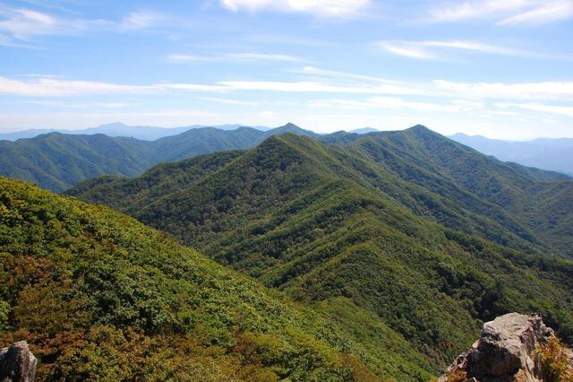 ▲ 각호산에서 바라본 민주지산 주능선. 오른쪽에 솟은 봉우리가 민주지산이고, 왼쪽으로 보이는 뾰족한 봉우리가 석기봉, 그 왼쪽 뒤로 민두름해 보이는 봉우리가 삼도봉이다.ⓒ진경수 山 애호가