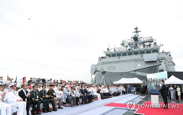 ▲ 윤석열 대통령이 15일 인천항 수로 및 팔미도 근해 노적봉함에서 열린 제73주년 인천상륙작전 전승기념식에서 기념사를 하고 있다. 2023.9.15 [대통령실통신사진기자단] ⓒ연합뉴스