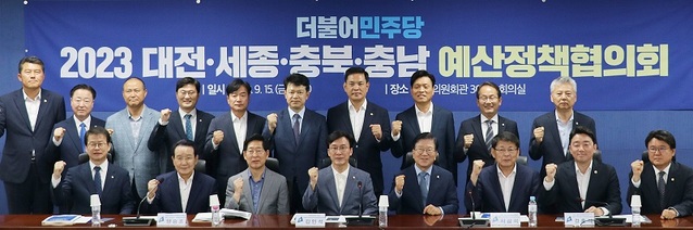 ▲ 15일 국회에서 열린 더불어민주당 충청권 예산 정책 협의회에서 김민석 정책위의장 등이 기념촬영을 하고 있다.ⓒ민주당 세종시당