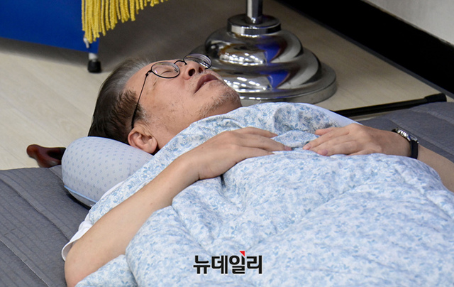 ▲ 단식 16일 차를 맞는 이재명 더불어민주당 대표가 15일 오전 국회 당대표실에 누워있다. ⓒ이종현 기자