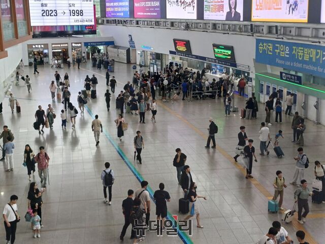 ▲ 전국철도노동조합의 파업으로 15일 서울역 일대는 큰 혼란을 빚었다. ⓒ김성웅 기자