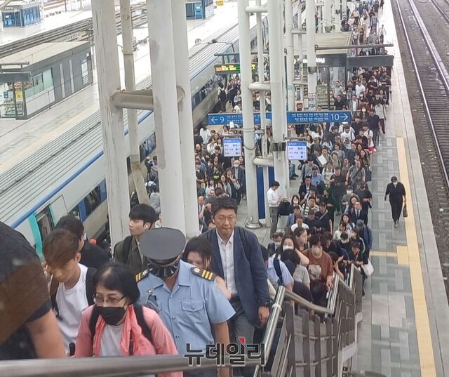▲ 열차가 승강장에 도착하고 시민들이 쏟아져 나오고 있다. ⓒ김성웅 기자