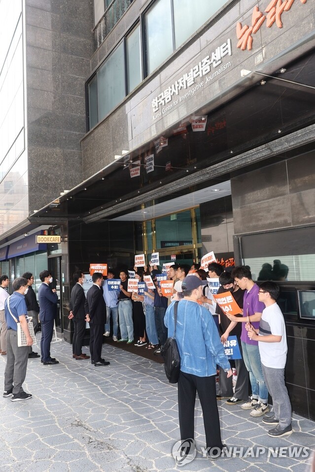 ▲ 14일 오전 대장동 허위 보도 의혹 관련 압수수색을 위해 서울 중구 뉴스타파를 찾은 검찰 관계자들이 뉴스타파 직원들과 대치하고 있다. ⓒ연합뉴스