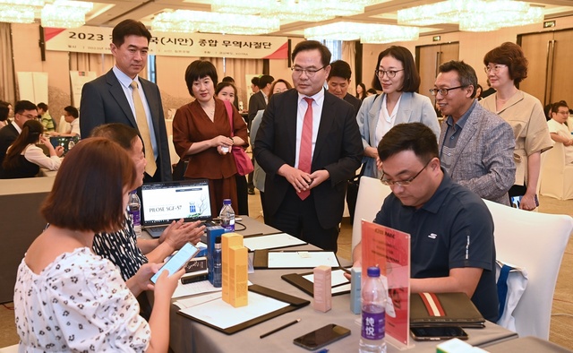 ▲ 김학홍 경북도 행정부지사를 단장으로 하는 이번 무역사절단은 경북도와 산시성, 후난성과의 자매결연 10주년 및 5주년 기념행사를 계기로 중국의 경제활동 재개(리오프닝)에 대응하고, 중국 서부 대개발과 일대일로의 중심도시로 성장하고 있는 시안과 중부지역의 대표적인 소비도시로 부상한 창사의 현지 구매자들을 발굴하기 위해 마련됐다.ⓒ경북도