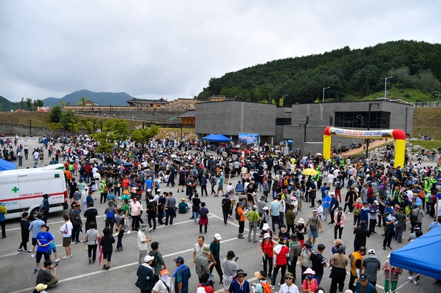 ▲ 영주시가 영주댐 준공을 기념하기 위해 마련한 ‘2023 영주댐 준공 기념 건강걷기대회’가 16일 댐 일원에서 5000여 명이 참여한 가운데 성황리에 진행됐다.ⓒ영주시