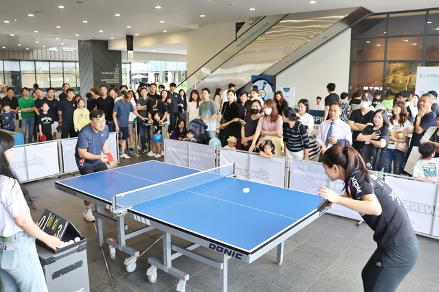 ▲ 일반인 참가자가 스피너스 김나영 선수와 랠리를 펼치고 있다.ⓒ포스코인터내셔널