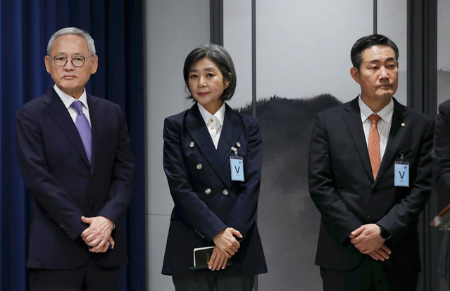 ▲ 신임 문화체육관광부 장관 후보자로 지명된 유인촌(왼쪽부터) 대통령 문화체육특별보좌관, 여성가족부 장관 후보자로 지명된 김행 전 국민의힘 비상대책위원, 국방부 장관 후보자로 지명된 신원식 국민의힘 의원이 13일 대통령실 청사에서 김대기 비서실장의 인사 발표 브리핑을 듣고 있다. ⓒ뉴시스