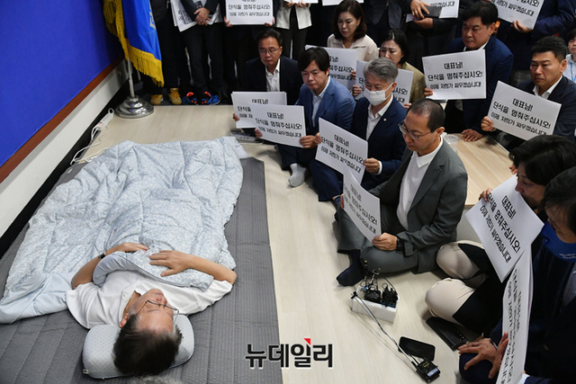 ▲ 단식 투쟁 16일차인 이재명 더불어민주당 대표가 15일 국회 당대표실에서 단식중단을 촉구하는 민주당 의원들을 만나고 있다.ⓒ이종현 기자