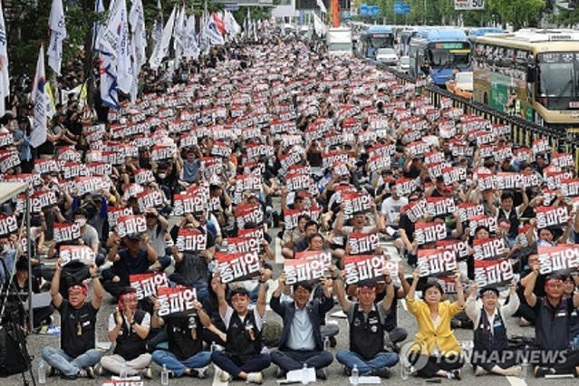 ▲ 철도노조 파업 사흘째인 지난 16일 서울 용산구 남영역 인근에서 열린 '철도노조 총파업 승리 결의대회'.ⓒ연합뉴스