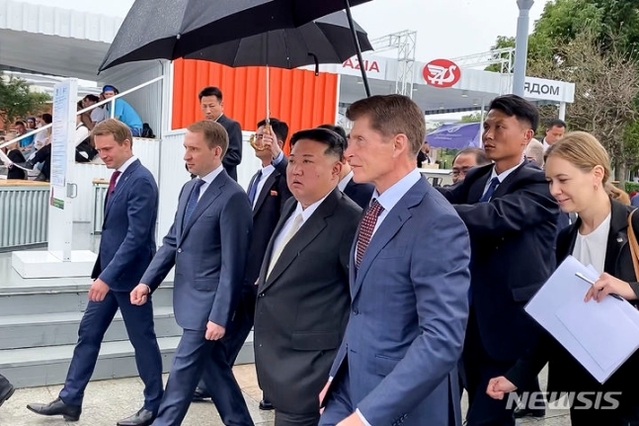 ▲ 북한 김정은이 17일(현지시간) 러시아 극동연방대학교(FEFU)를 방문해 인력 양성과 교류 등을 논의했다. 러시아 극동 연해주 당국이 제공한 사진에서 김정은이 이날 러시아 극동 블라디보스토크 루스키섬에 있는 극동연방대학을 방문해 올레그 코제먀코 주지사의 안내를 받고 있다. ⓒAP/뉴시스