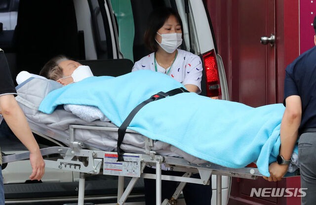 ▲ 단식 19일차인 이재명 대표가 18일 오전 서울 중랑구 녹색병원으로 이송되고 있다. ⓒ뉴시스