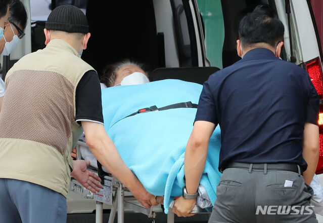 ▲ 단식 19일차인 이재명 더불어민주당 대표가 18일 오전 서울 중랑구 녹색병원으로 이송되고 있다. ⓒ뉴시스