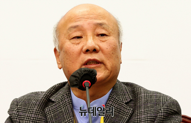 ▲ 박석운 노조법 2·3조 개정 운동본부 공동대표가 지난해 11월 28일 국회 더불어민주당 대표실에서 열린 간담회에서 모두발언을 하고 있다. ⓒ이종현 기자