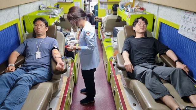 ▲ 넥센타이어 임직원들이 '사랑의 헌혈 캠페인'에 참여했다. 
ⓒ넥센타이어