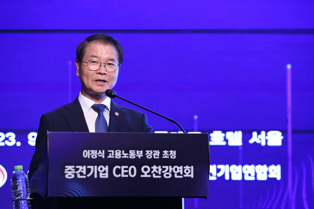 ▲ 18일 한국중견기업연합회가 개최한 ‘제 184회 중견기업 CEO 오찬 강연회’에 참석한 이정식 고용노동부 장관이‘주요 고용·노동 정책 방향’을 주제로 발표하고 있다.ⓒ중견련