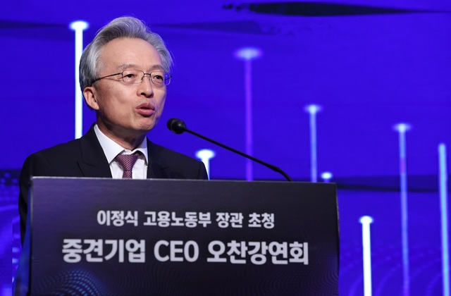 ▲ 최진식 중견기업연합회 회장이 18일 개최된‘제 184회 중견기업 CEO 오찬 강연회’에서 발언하고 있다. ⓒ중견련