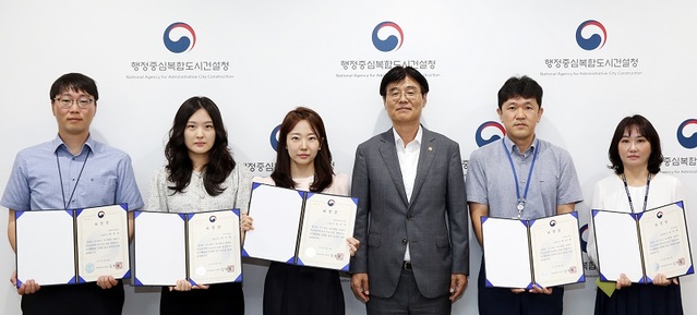 ▲ 김행렬 행정중심복합도시건설청장(왼쪽 네 번 째)이 18일 정부세종청사 6동 국제회의실에서 2023년 상반기 적극행정 우수공무원에게 표창장을 수여하고 기념촬영을 하고 있다.ⓒ행복청