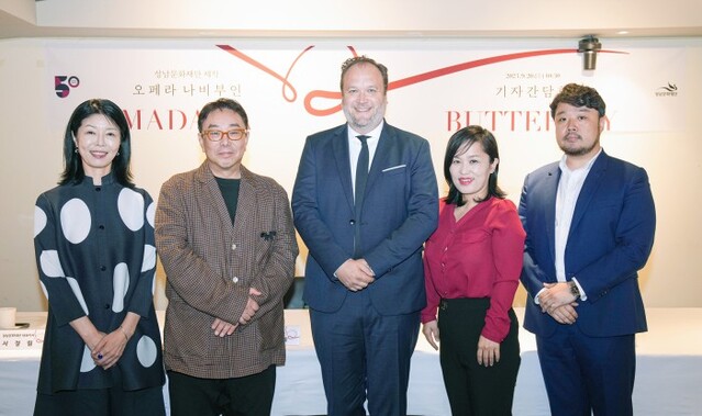 ▲ 왼쪽부터 서정림 성남문화재단 대표이사, 정구호 연출, 파트릭 랑에 지휘자, 소프라노 임세경, 테너 이범주.ⓒ성남문화재단