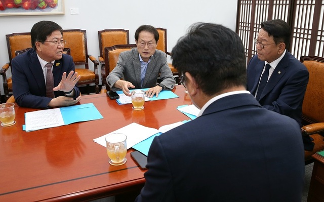 ▲ 최교진 교육감과 김교흥 국회 행정안전위원장이 18일 국회 본관에서 만나 '어린이 통학차량 운영 방안'을 논의하고 있다.ⓒ세종교육청