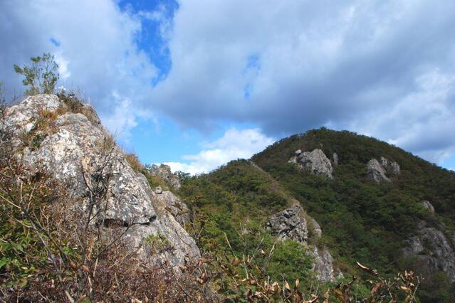 ▲ 암릉 구간을 하행하면서 바라본 조항산.ⓒ진경수 山 애호가