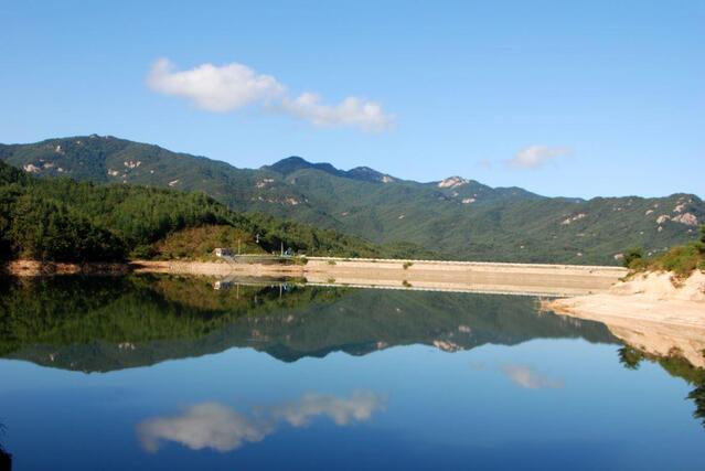 ▲ 의상저수지에 드리워진 백악산 능선.ⓒ진경수 山 애호가