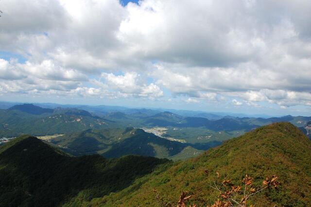 ▲ 조항산 고스락 길목에서 바라본 상행 능선.ⓒ진경수 山 애호가