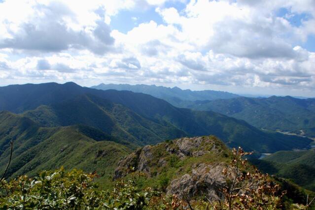 ▲ 조항산 고스락에서 바라본 하행할 산등성.ⓒ진경수 山 애호가