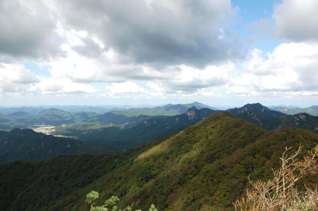 ▲ 암릉 구간에서 돌아본 지나온 산등성.ⓒ진경수 山 애호가