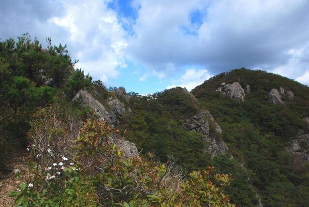 ▲ 암릉 구간을 걷다가 뒤돌아본 조항산.ⓒ진경수 山 애호가